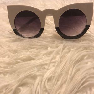 Cat eye shaped frames with circle lenses!!💙